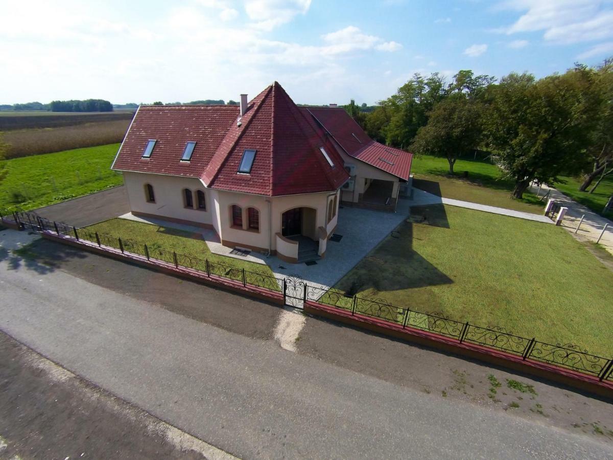 Tiszavilag Pihenohaz Hotel Tiszakécske Екстериор снимка