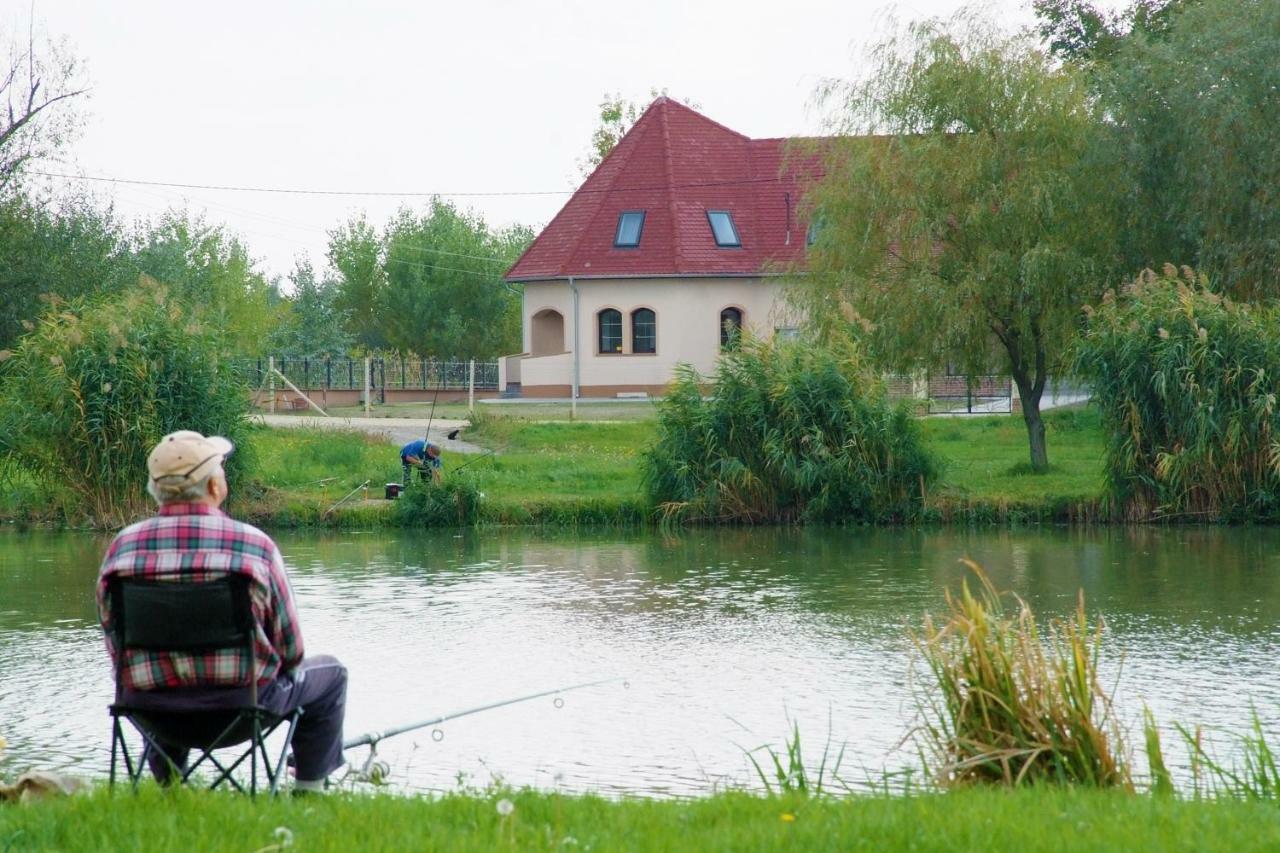Tiszavilag Pihenohaz Hotel Tiszakécske Екстериор снимка