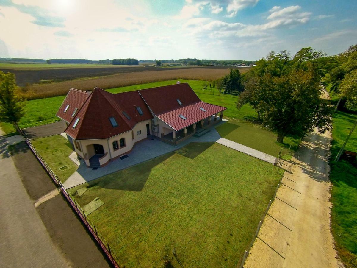 Tiszavilag Pihenohaz Hotel Tiszakécske Екстериор снимка