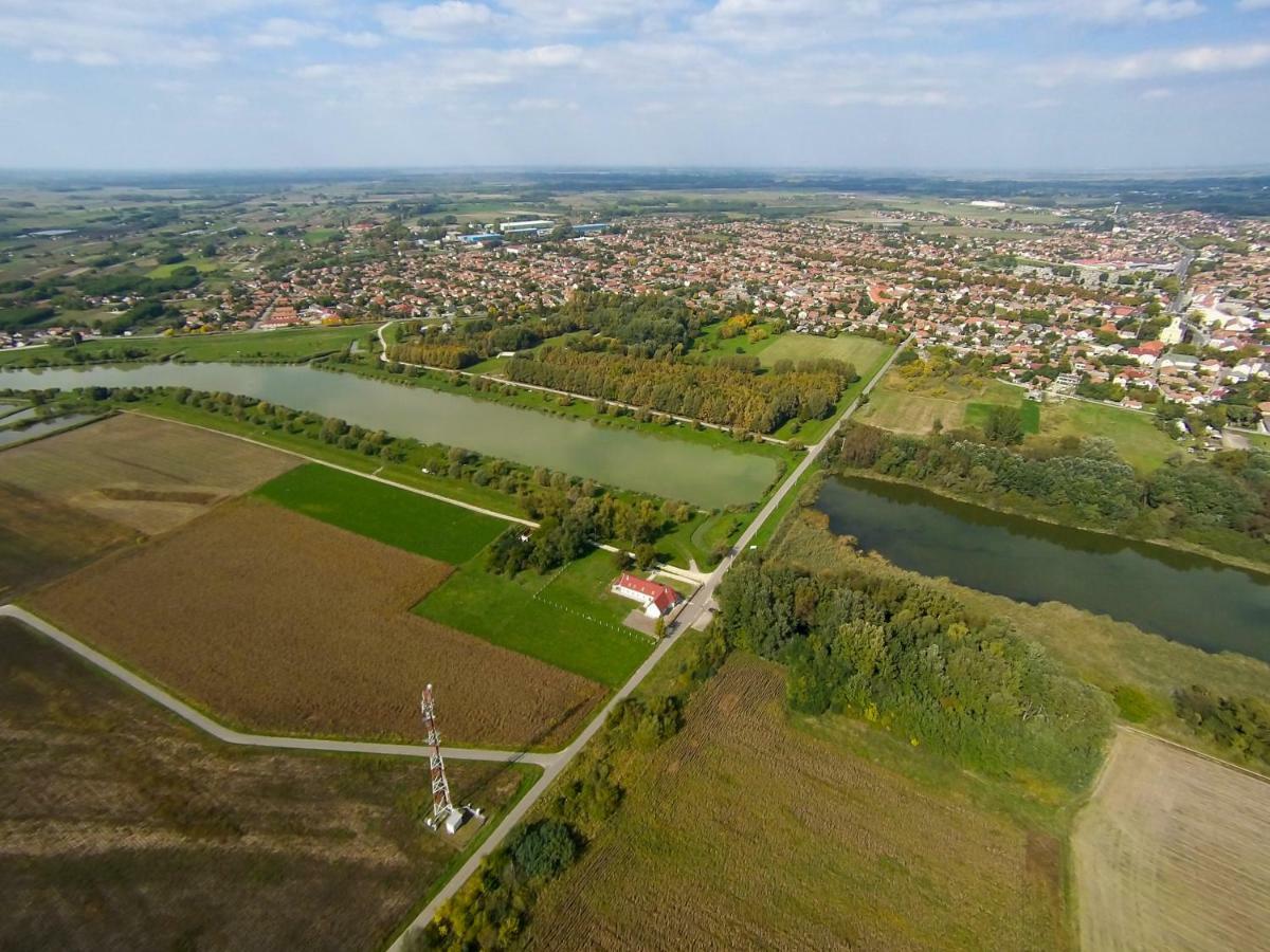 Tiszavilag Pihenohaz Hotel Tiszakécske Екстериор снимка